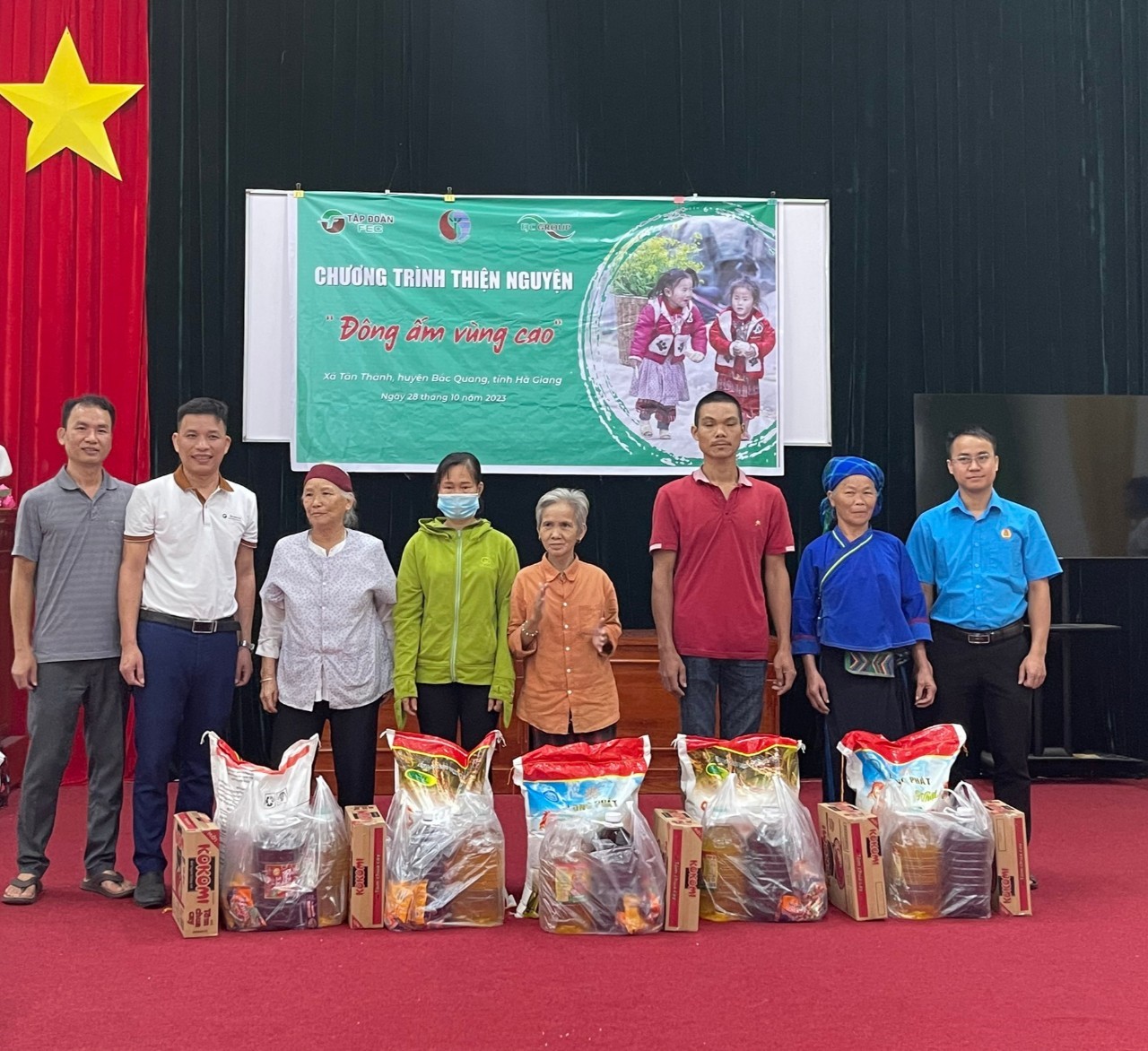 Công đoàn, Chi đoàn Sở Tài nguyên và Môi trường Hà Giang phối hợp tổ chức trao 30 suất quà cho 30 hộ gia đình có hoàn cảnh đặc biệt khó khăn trên địa bàn xã Tân Thành, huyện Bắc Quang.